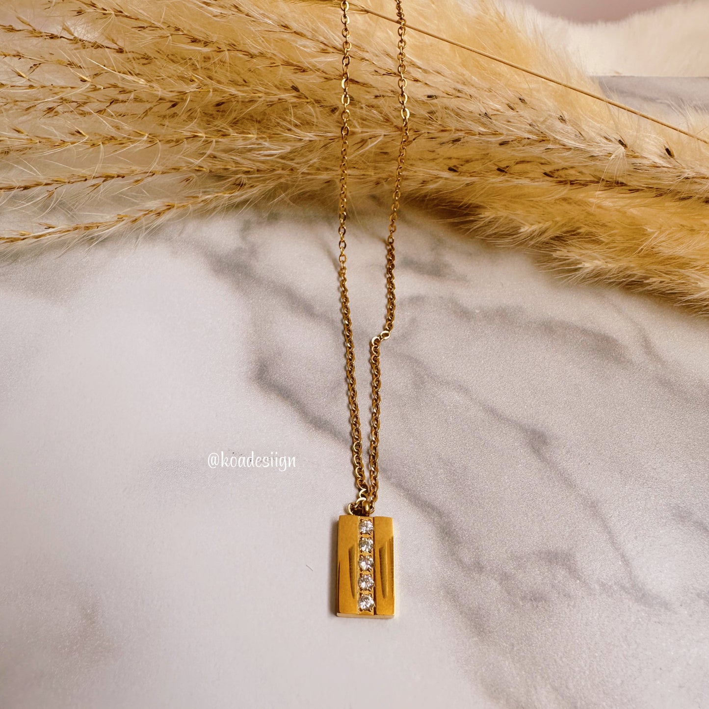 Greta necklace 💧